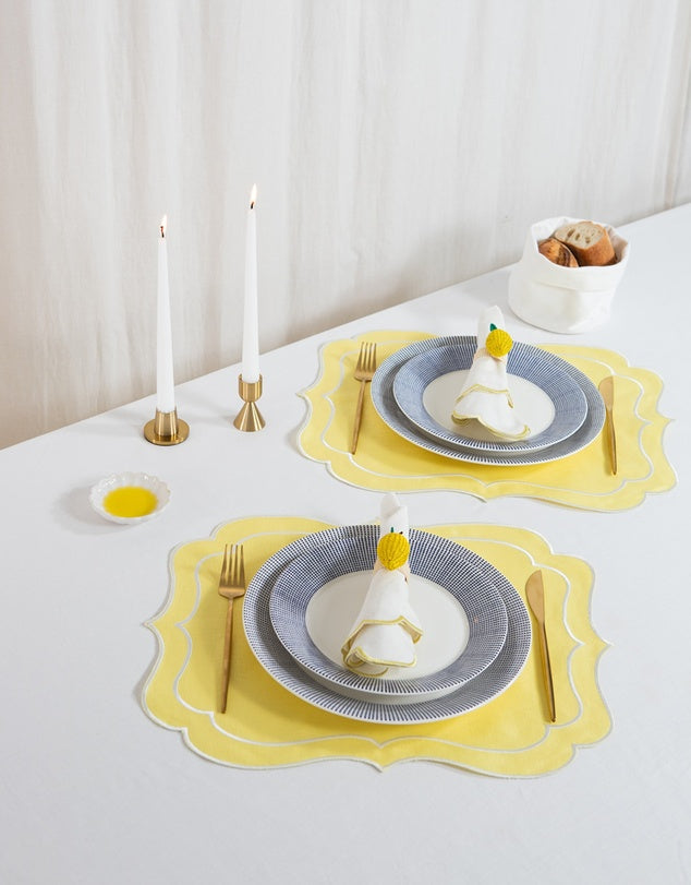 Ensemble de napperons et serviettes en lin avec bords festonnés brodés