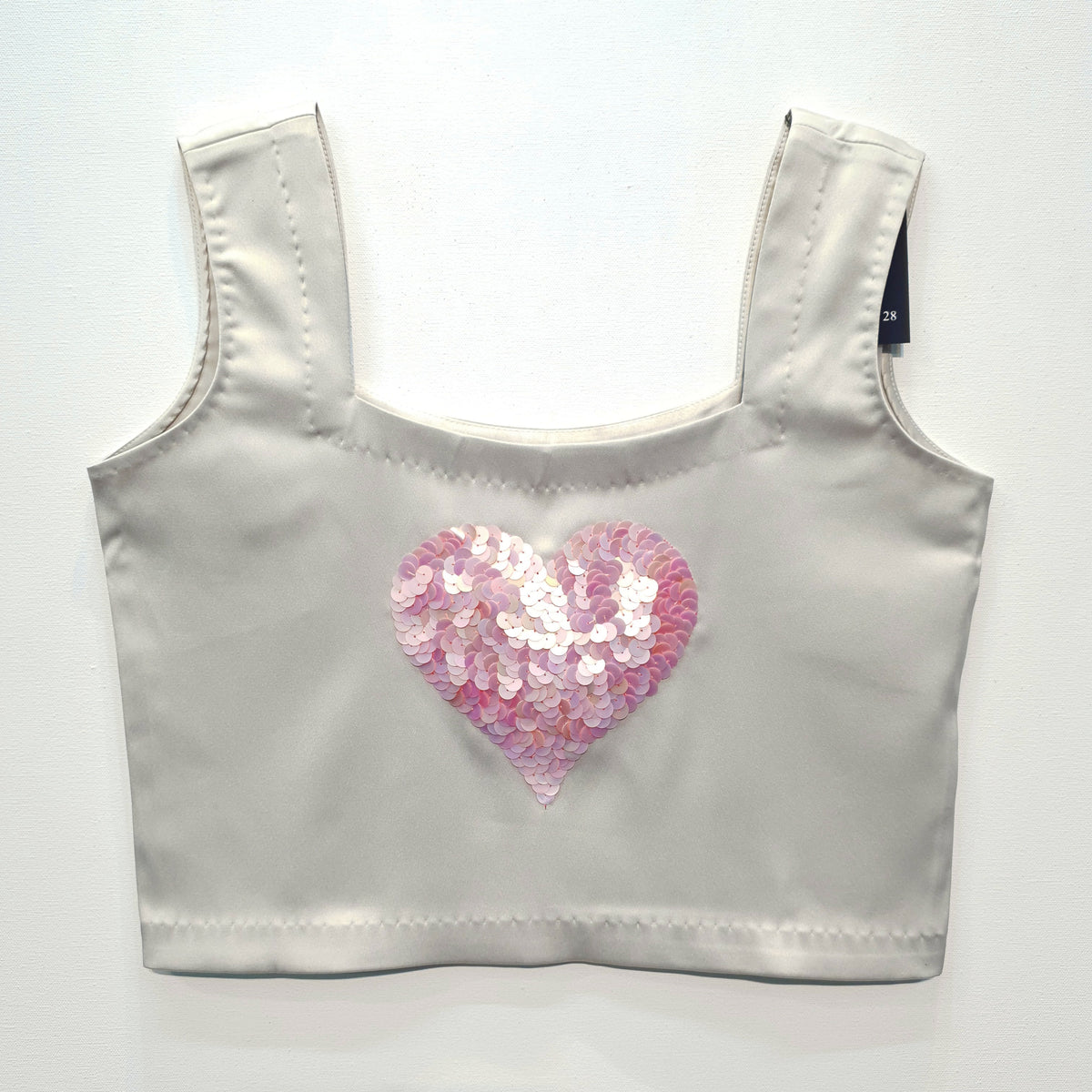 Top corto in raso duchessa grigio argento con ricamo a forma di cuore in paillettes
