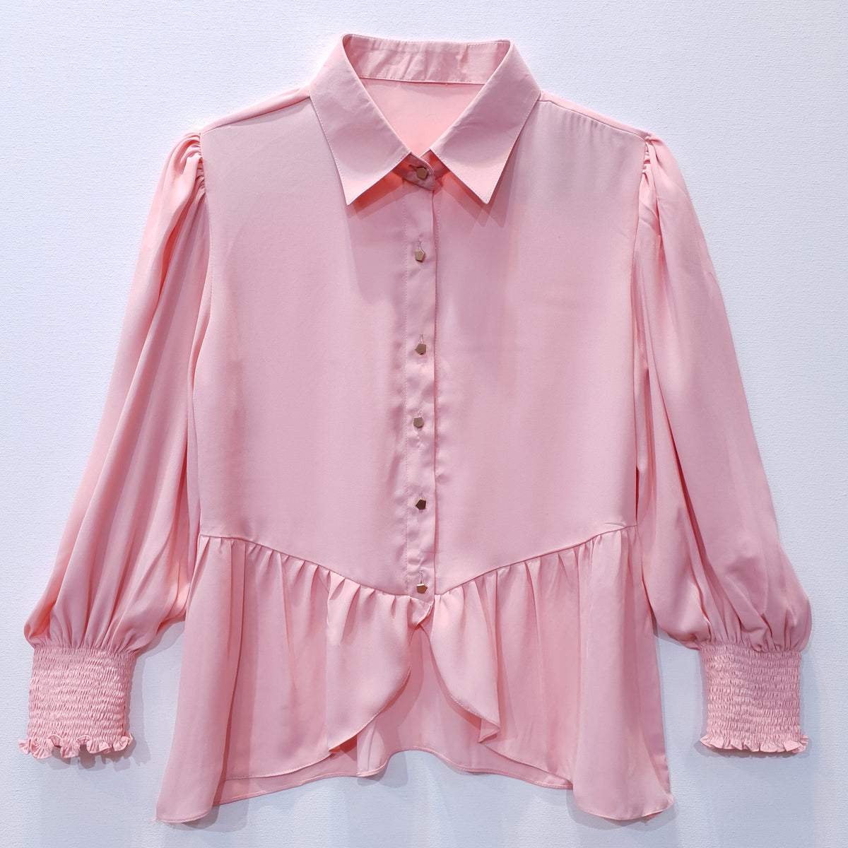 Chemise en georgette pêche avec poignets smockés et ourlet à volants