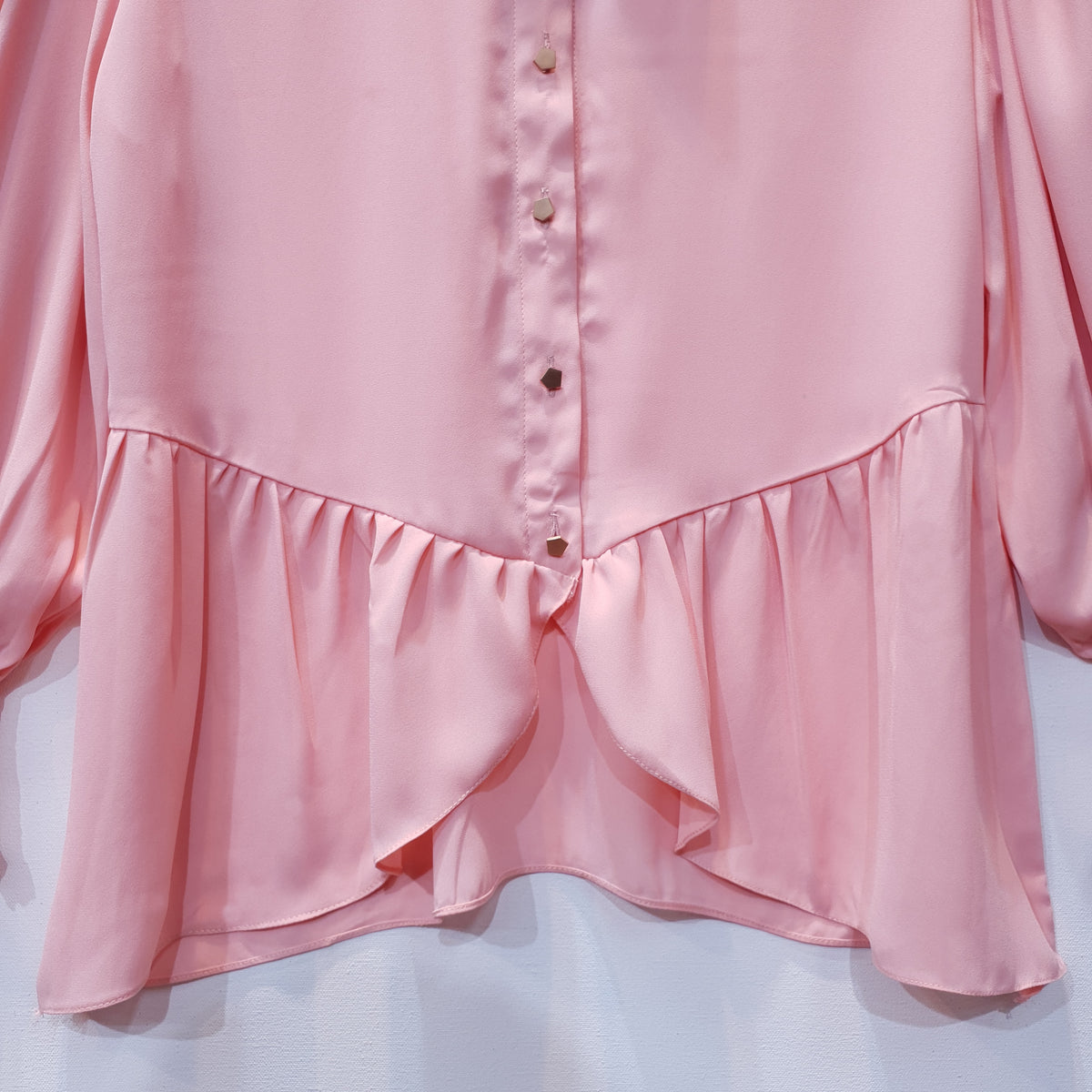 Chemise en georgette pêche avec poignets smockés et ourlet à volants