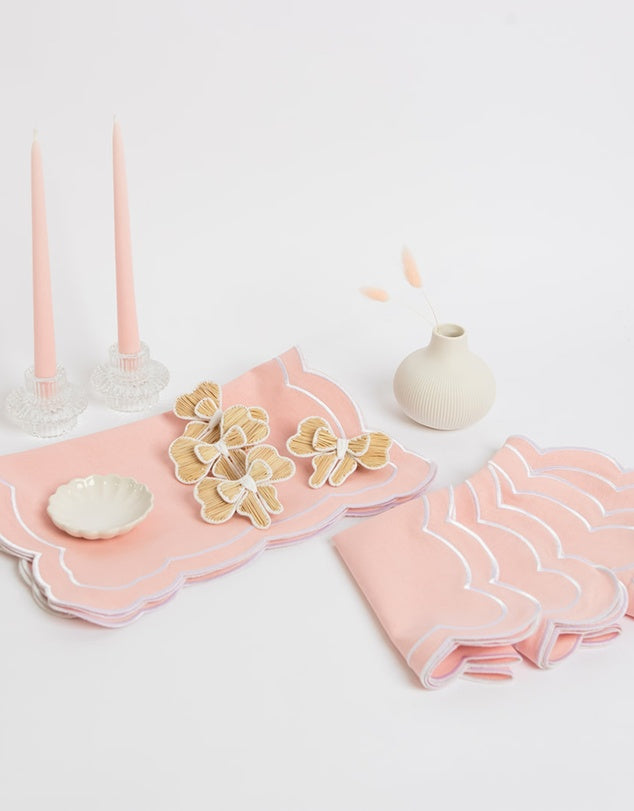 Ensemble de napperons et serviettes en lin avec bords festonnés brodés