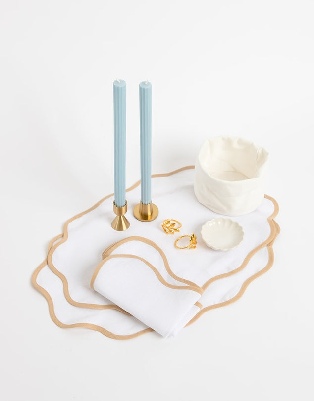 Ensemble de napperons et serviettes en lin à bords festonnés