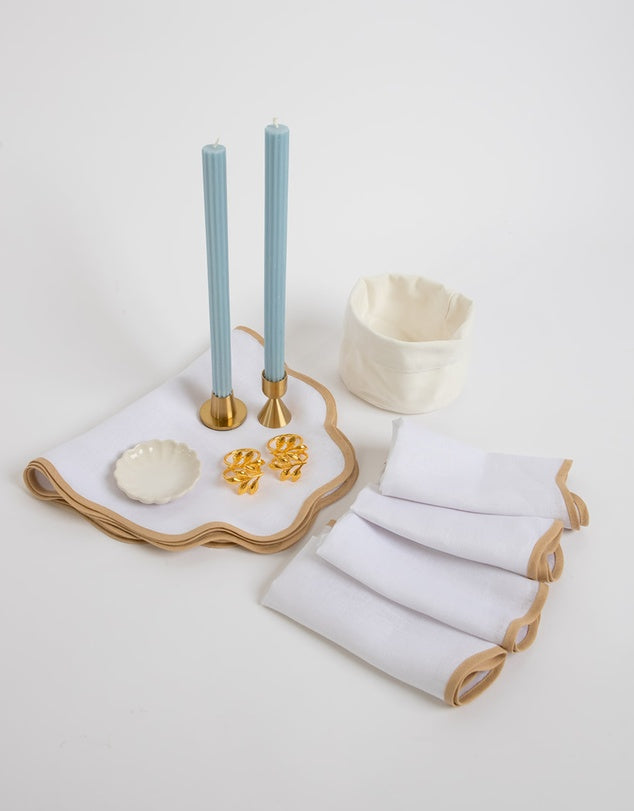 Ensemble de napperons et serviettes en lin à bords festonnés styled for breakfast