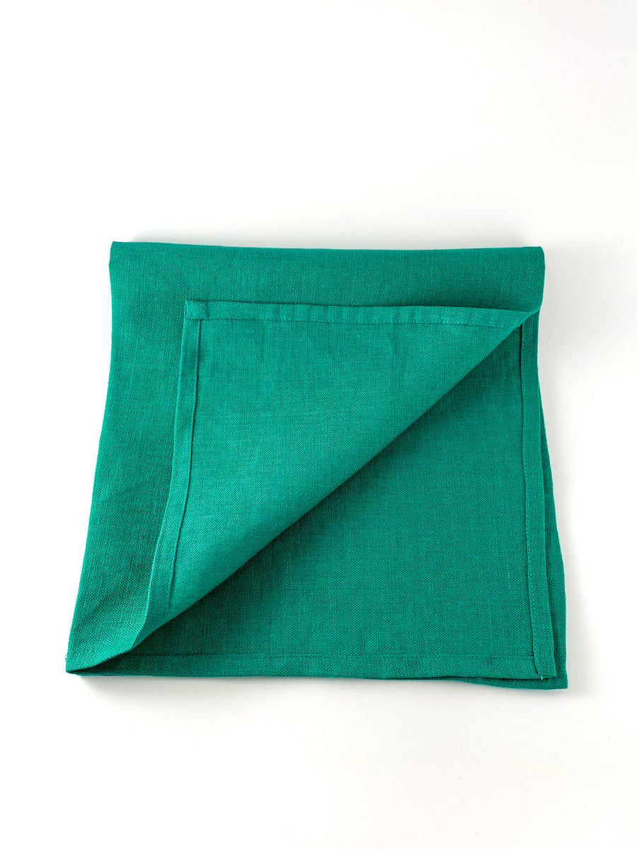 Ensemble de serviettes en lin vert forêt styled for a quiet dinner