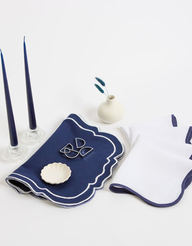 Ensemble de napperons et serviettes en lin avec bords festonnés brodés