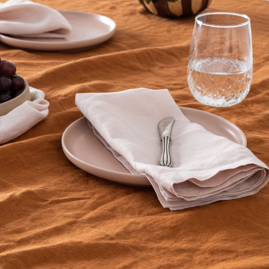 Ensemble de serviettes en lin brun camel styled for Sunday lunch