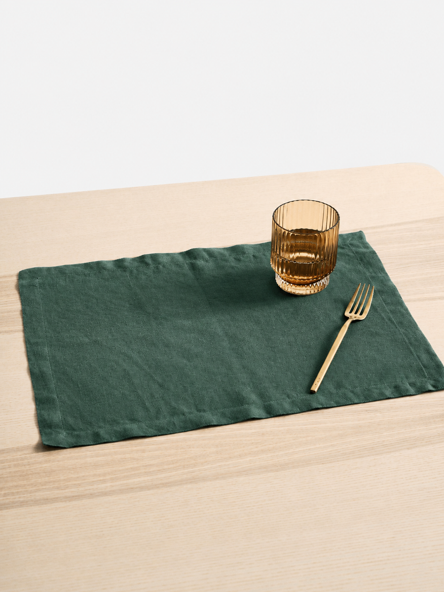 Set di tovagliette in lino verde muschio styled for Sunday lunch