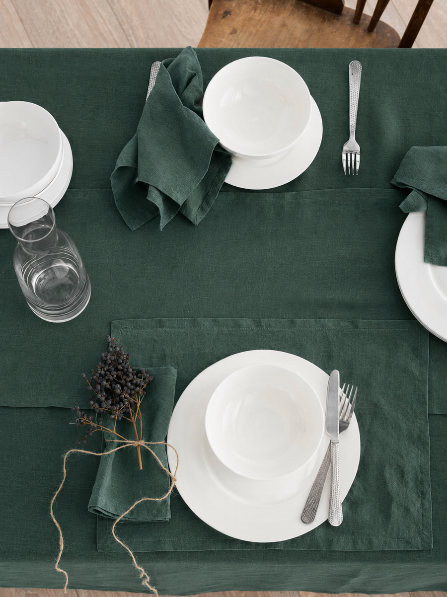 Set di tovagliette in lino verde muschio styled for breakfast