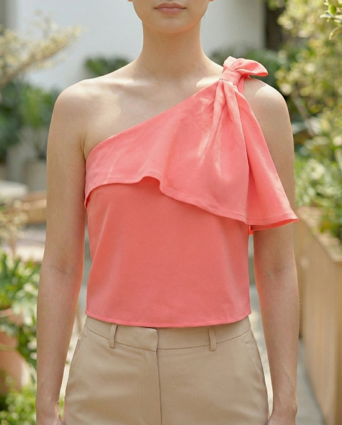 Top rose asymétrique en crêpe banane avec détail drapé