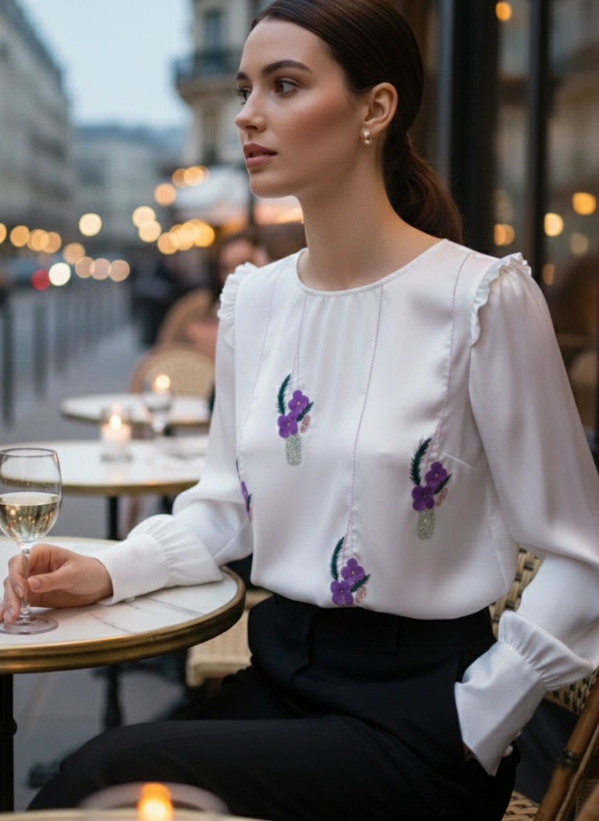Haut blanc en satin à manches longues orné de fleurs en sequins brodées à la main