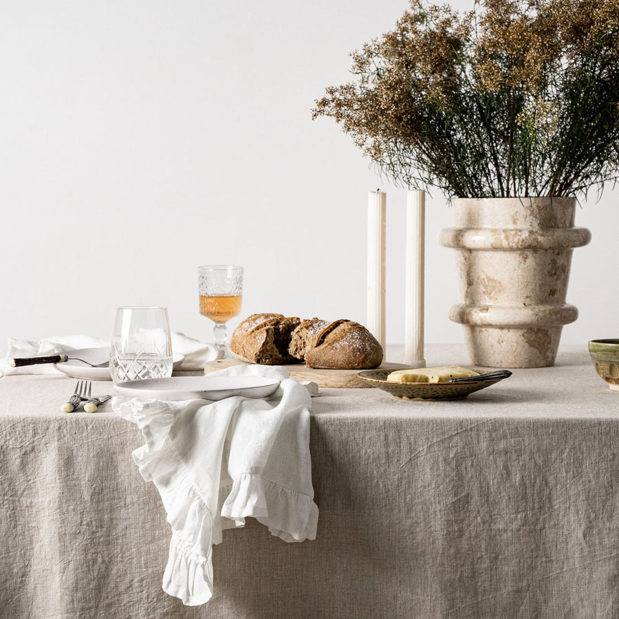 Tovaglia in lino beige con volant styled for Sunday lunch