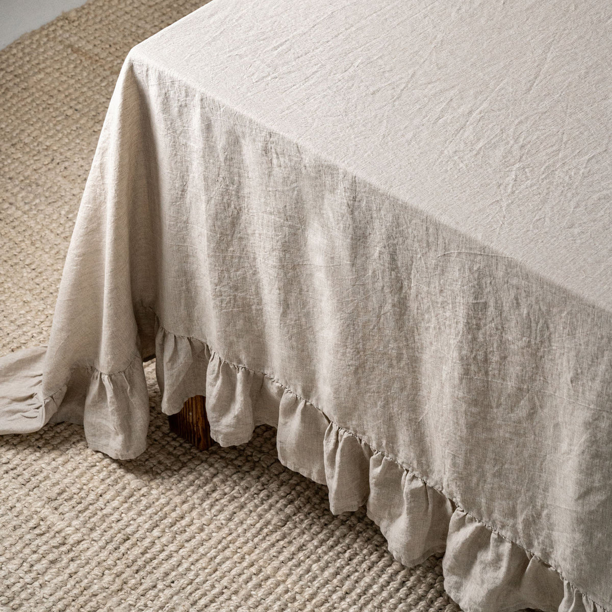 Tovaglia in lino beige con volant