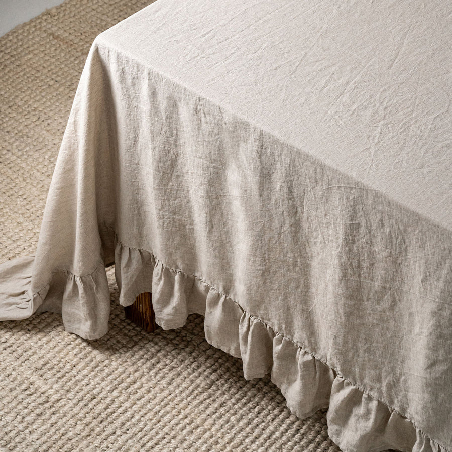 Tovaglia in lino beige con volant styled for a quiet dinner