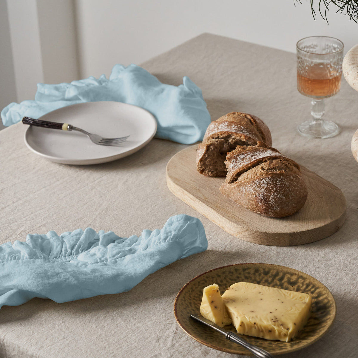 Ensemble de serviettes en lin bleu poudré à volants