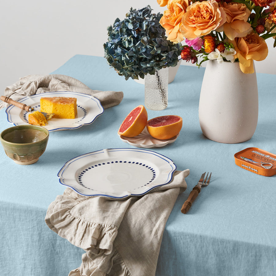 Tovaglia in lino blu polvere con volant styled for breakfast