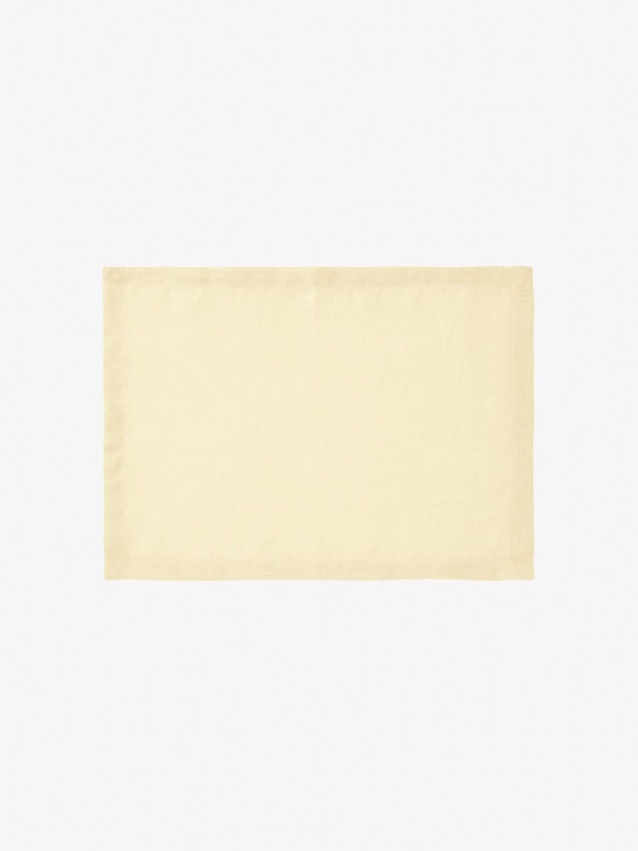 Set di tovagliette in lino giallo burro styled for a quiet dinner