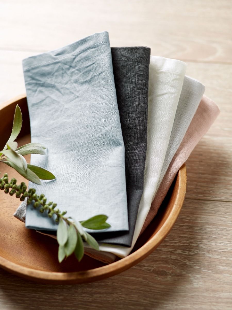 Ensemble de serviettes en lin noir styled for a quiet dinner