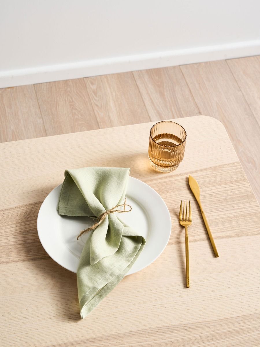 Ensemble de serviettes en lin vert d'eau styled for Sunday lunch