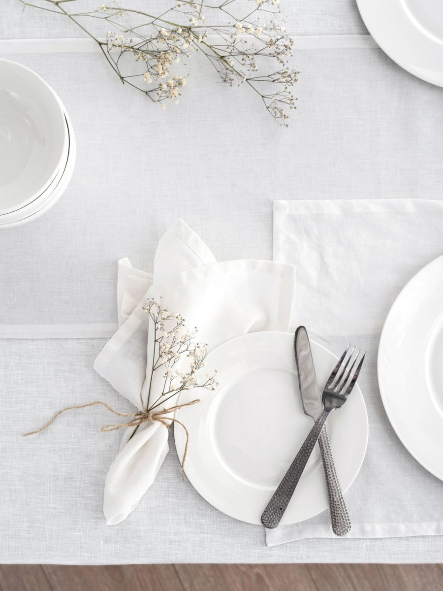 Ensemble de sets de table en lin blanc styled for Sunday lunch