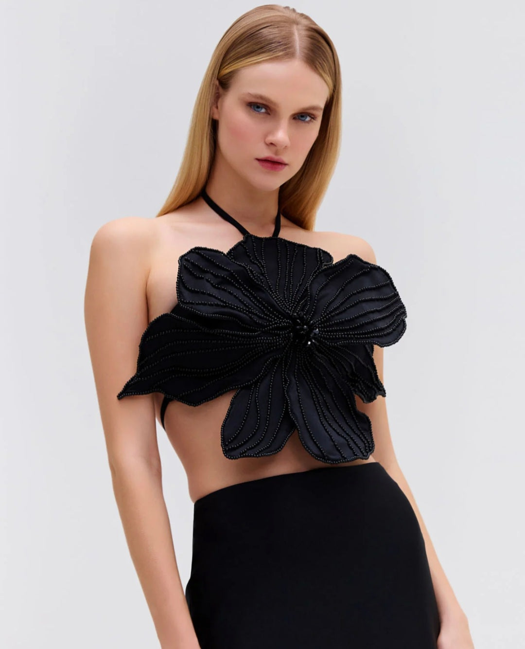 Haut en satin noir orné d'appliqués floraux 3D et de broderies de perles