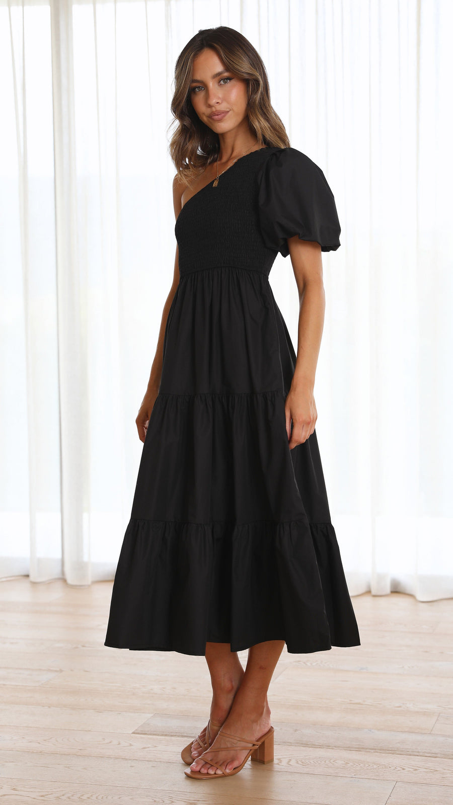 Abito midi a balze con corpetto smock monospalla in crêpe nero