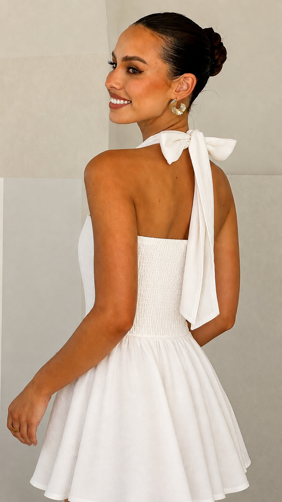 Robe Longue en Crêpe Blanche étagée à Col Halter et Nœud Dos