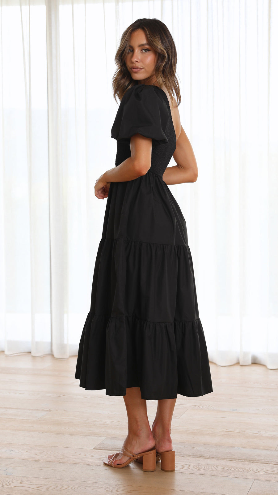 Abito midi a balze con corpetto smock monospalla in crêpe nero