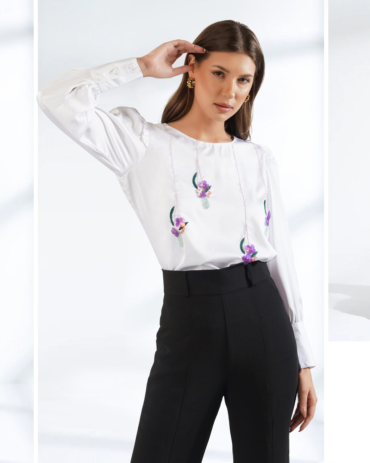 Haut blanc en satin à manches longues orné de fleurs en sequins brodées à la main