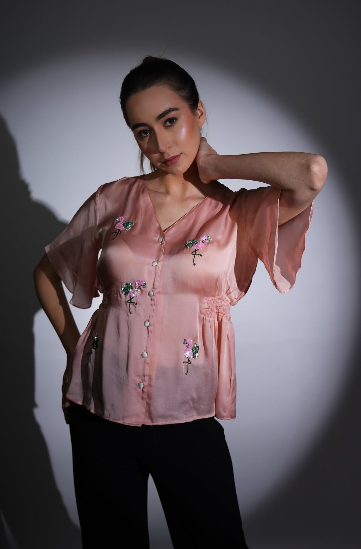 Top ricamato con paillettes a forma di fenicottero - Maniche a palloncino con bottoni