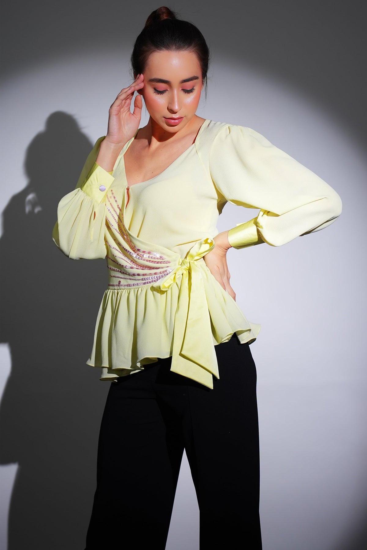 Top péplum jaune beurre avec broderie lavande et liens en satin