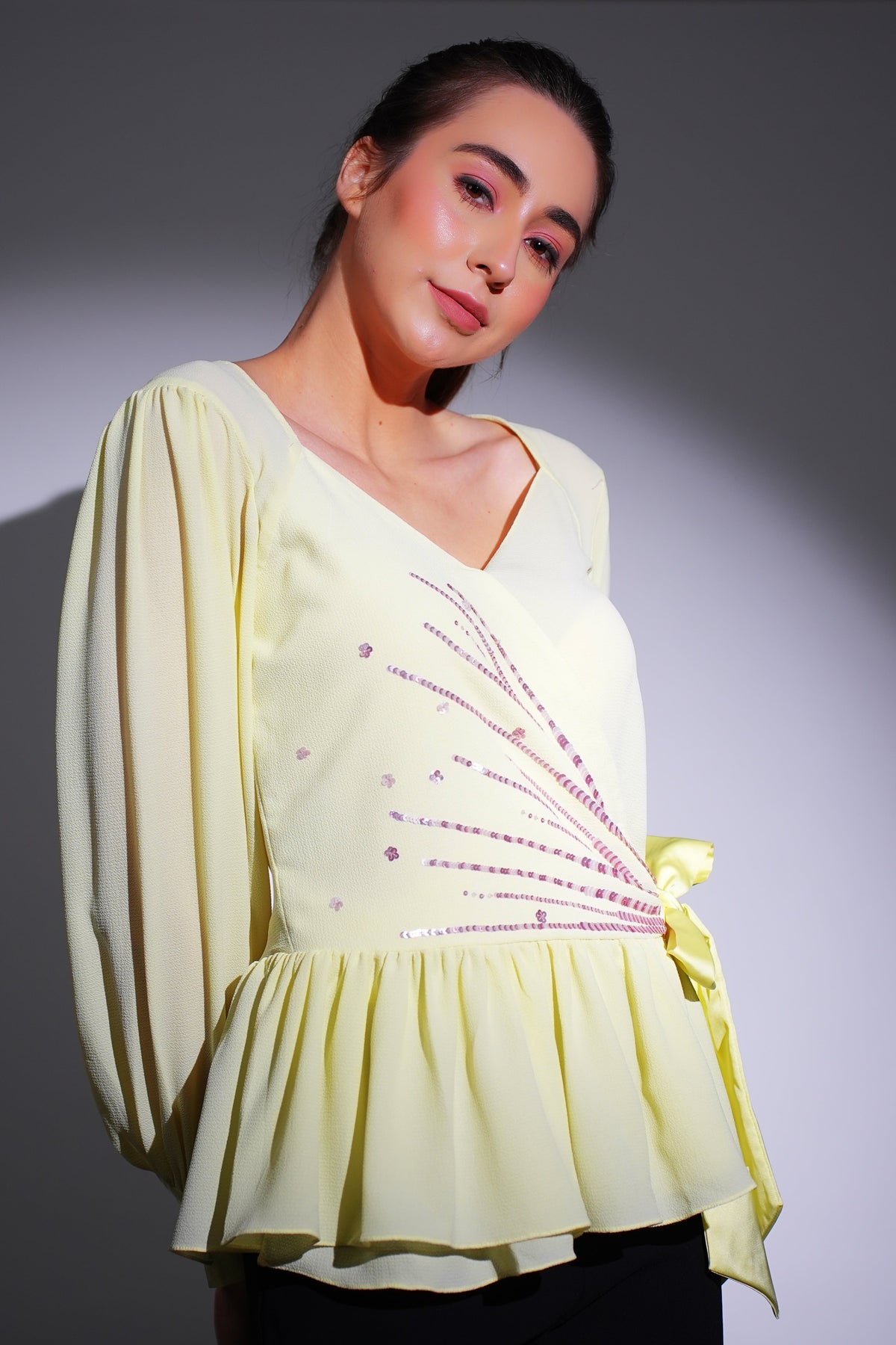 Top péplum jaune beurre avec broderie lavande et liens en satin