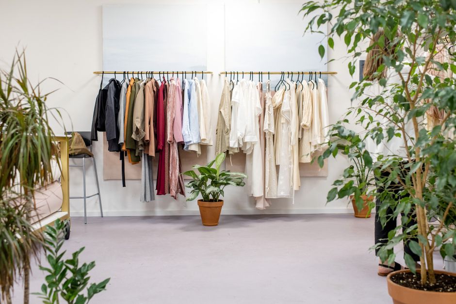 Does Renting Clothes Actually Reduce Waste? The Truth About Fashion Rental in 2026