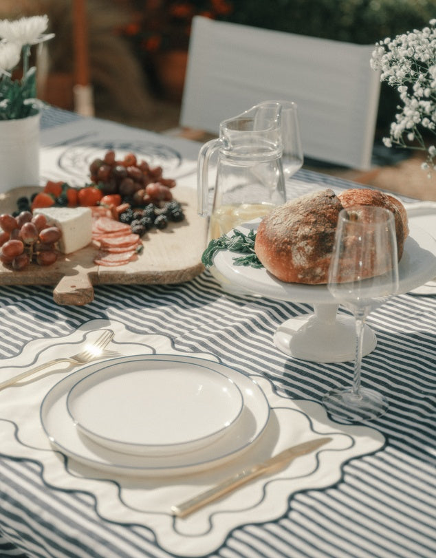Ensemble de sets de table en lin avec bords festonnés brodés styled for breakfast