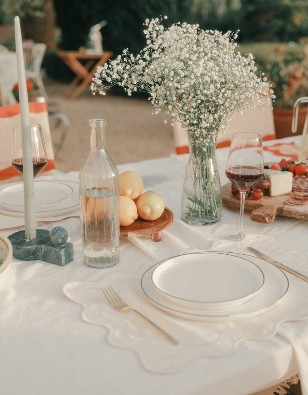Set di tovagliette in lino con bordi smerlati ricamati lifestyle