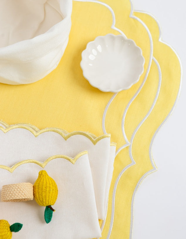 Set di tovagliette e tovaglioli in lino con bordi smerlati ricamati lifestyle