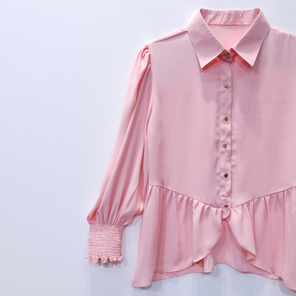 Camicia in georgette color pesca con polsini arricciati e orlo arricciato