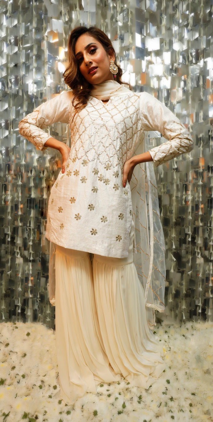 Kurta corto Gota Patti avorio con georgette Sharara e set Dupatta in rete