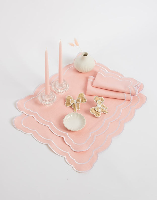 Ensemble de napperons et serviettes en lin avec bords festonnés brodés