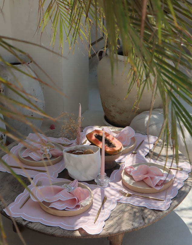 Set di tovagliette e tovaglioli in lino con bordi smerlati ricamati lifestyle