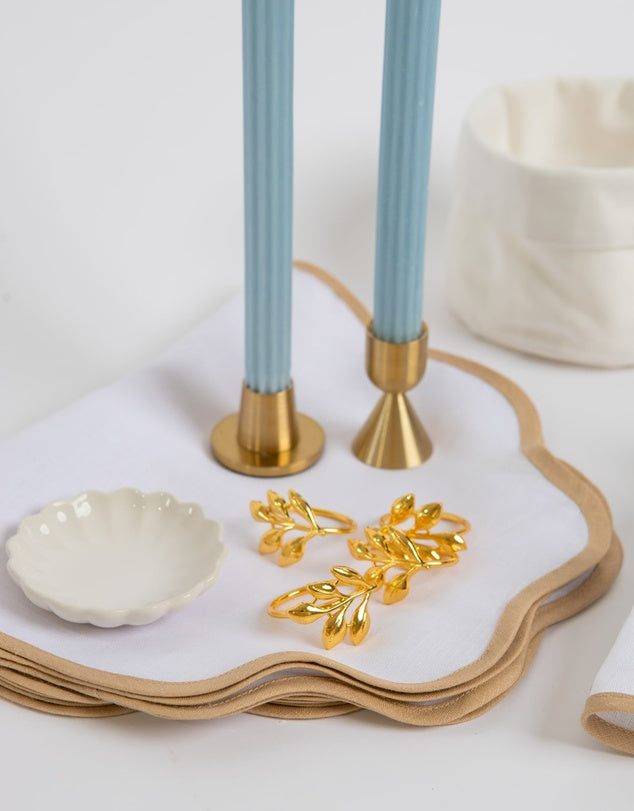 Set di tovagliette e tovaglioli in lino con bordi smerlati lifestyle