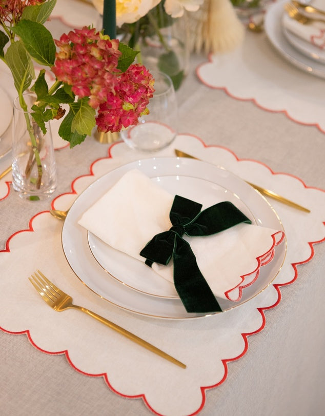 Ensemble de napperons et serviettes en lin avec bords festonnés brodés