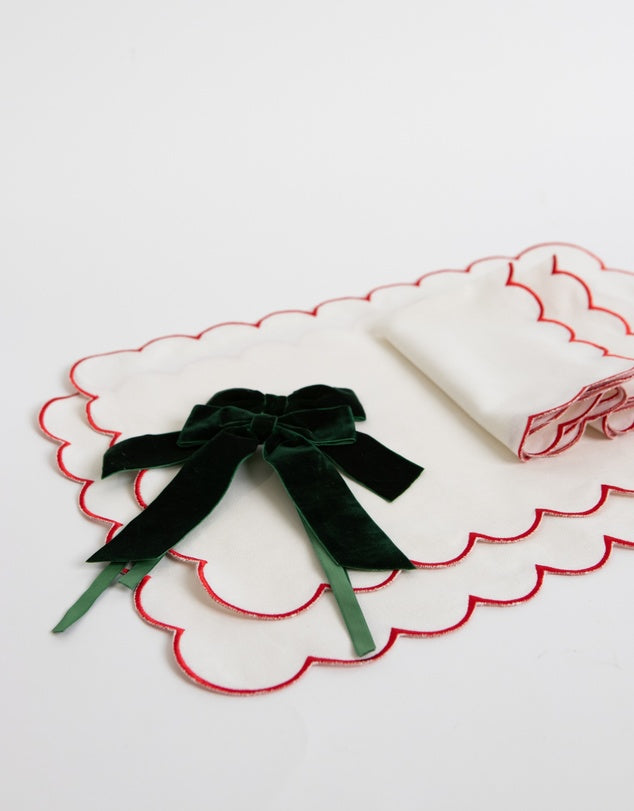 Ensemble de napperons et serviettes en lin avec bords festonnés brodés