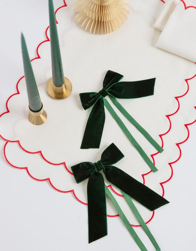 Ensemble de napperons et serviettes en lin avec bords festonnés brodés