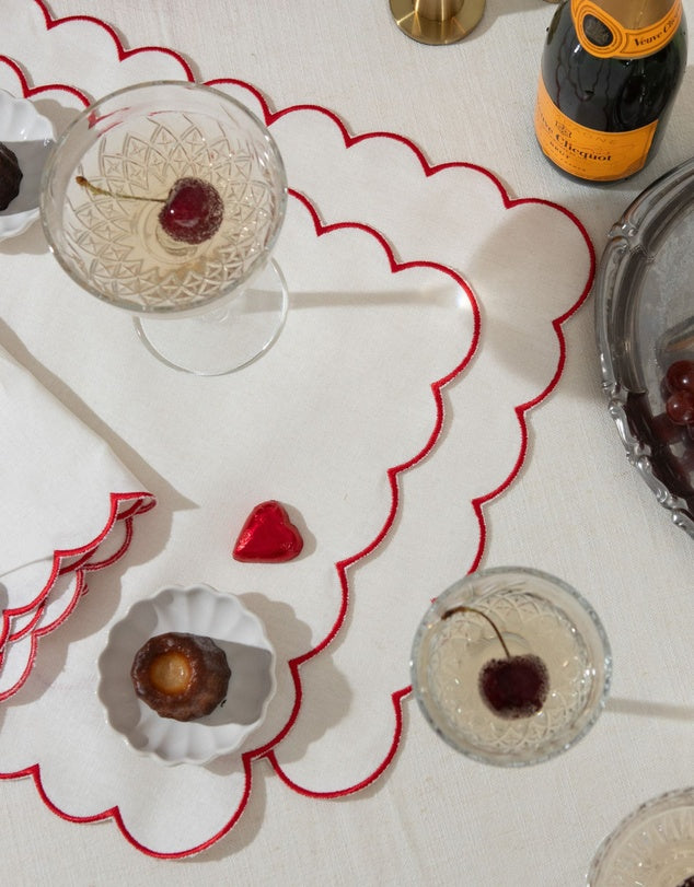 Ensemble de napperons et serviettes en lin avec bords festonnés brodés