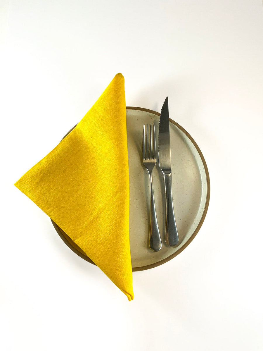 Ensemble de serviettes en lin jaune styled for a quiet dinner