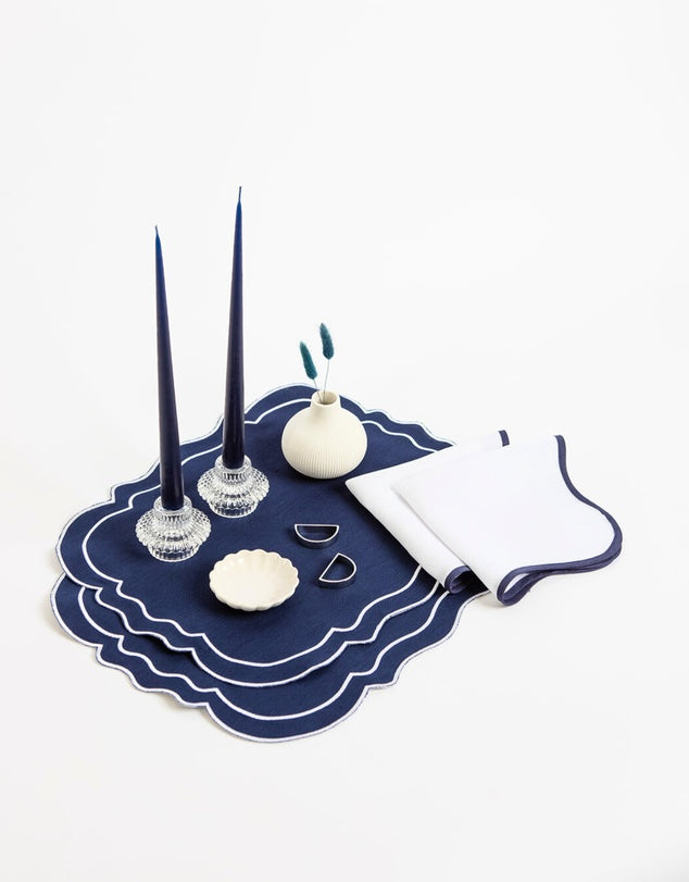 Ensemble de napperons et serviettes en lin avec bords festonnés brodés