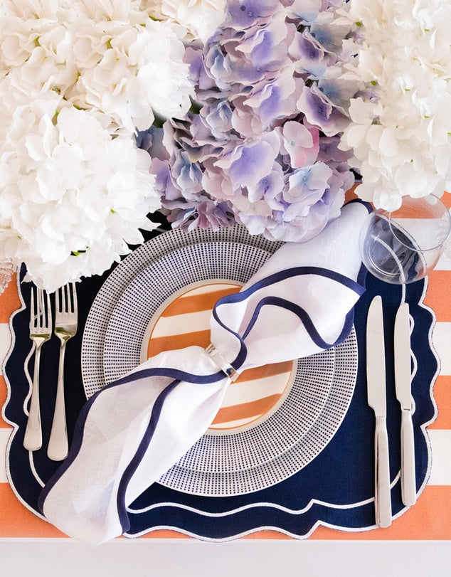 Set di tovagliette e tovaglioli in lino con bordi smerlati ricamati