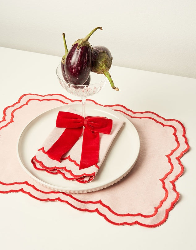 Set di tovagliette e tovaglioli in lino con bordi smerlati ricamati lifestyle