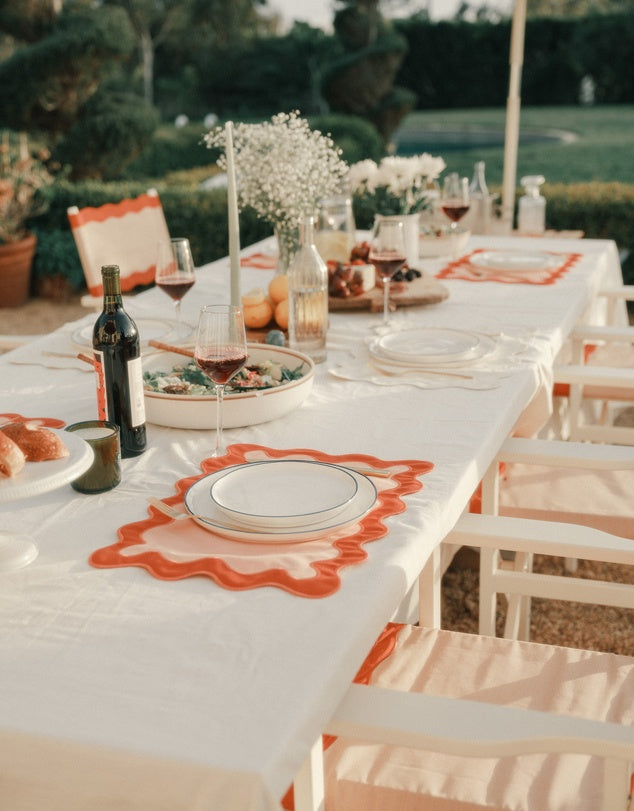 Set di tovagliette in lino con bordi smerlati ricamati