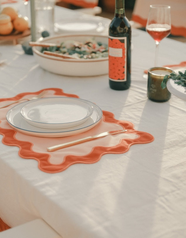 Ensemble de sets de table en lin avec bords festonnés brodés styled for breakfast
